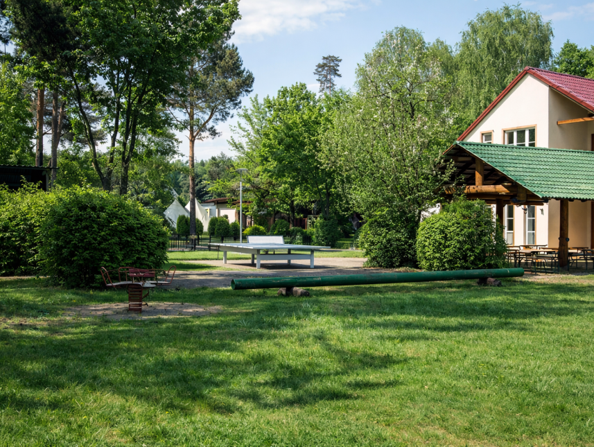 Wiese mit Gruppenhaus