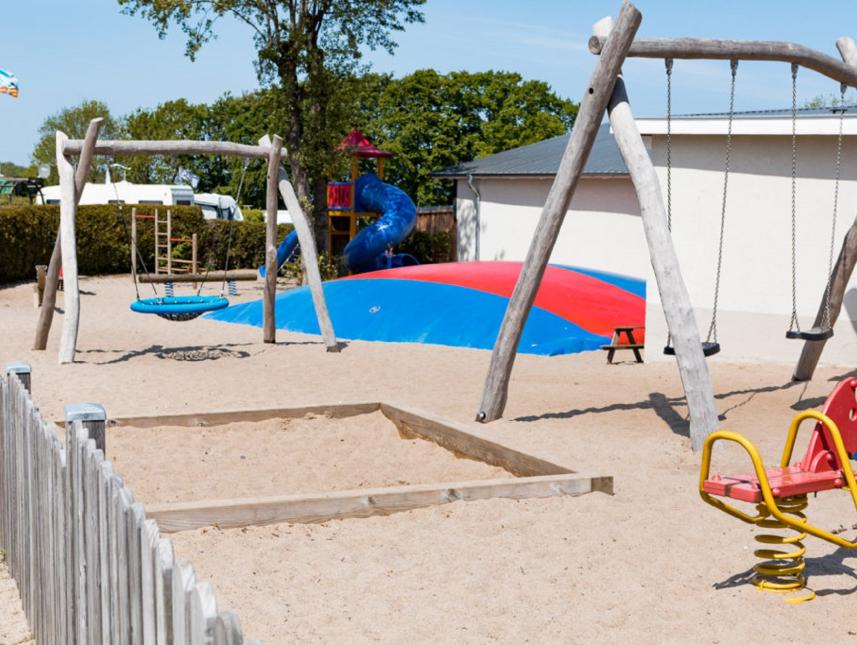 Spielplatz mit Hüpfkissen