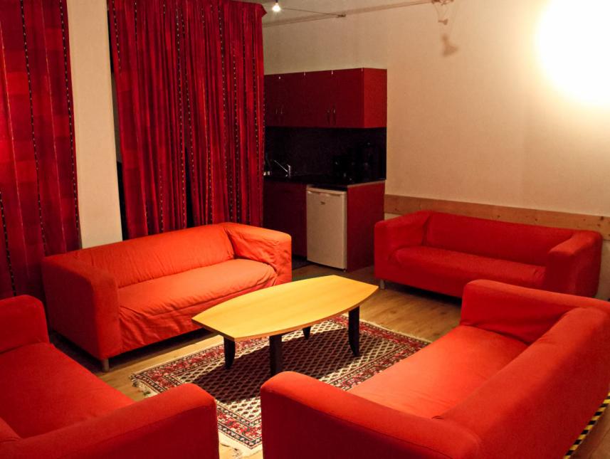 Raum mit kleiner Teeküche