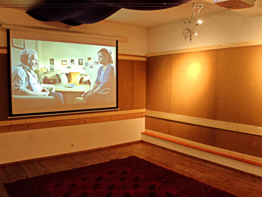 Raum mit einer Medienanlage