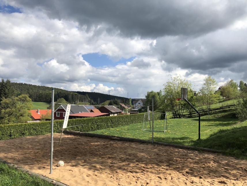 Mit Spielwiese und Fußballtoren