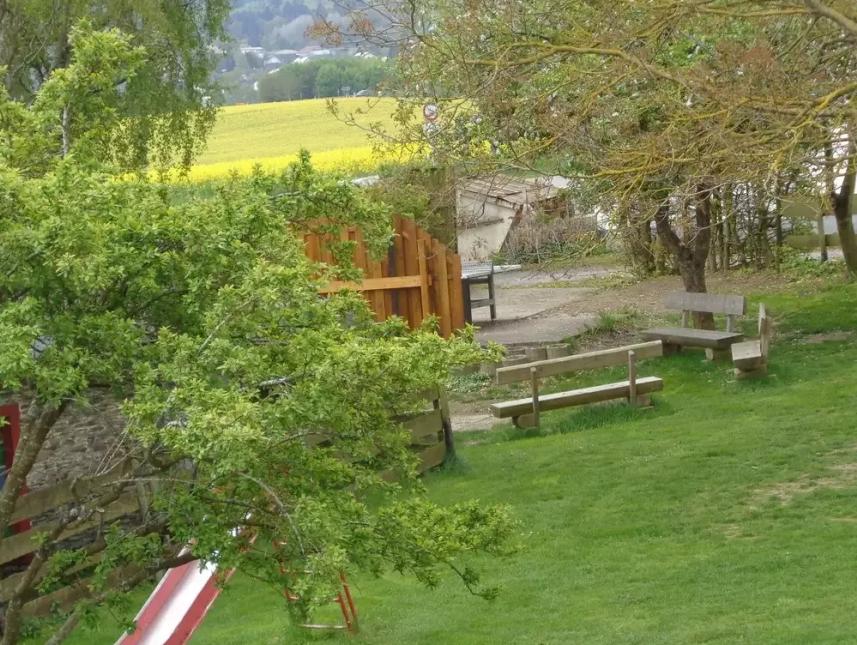 Spielfläche und große Grillecke