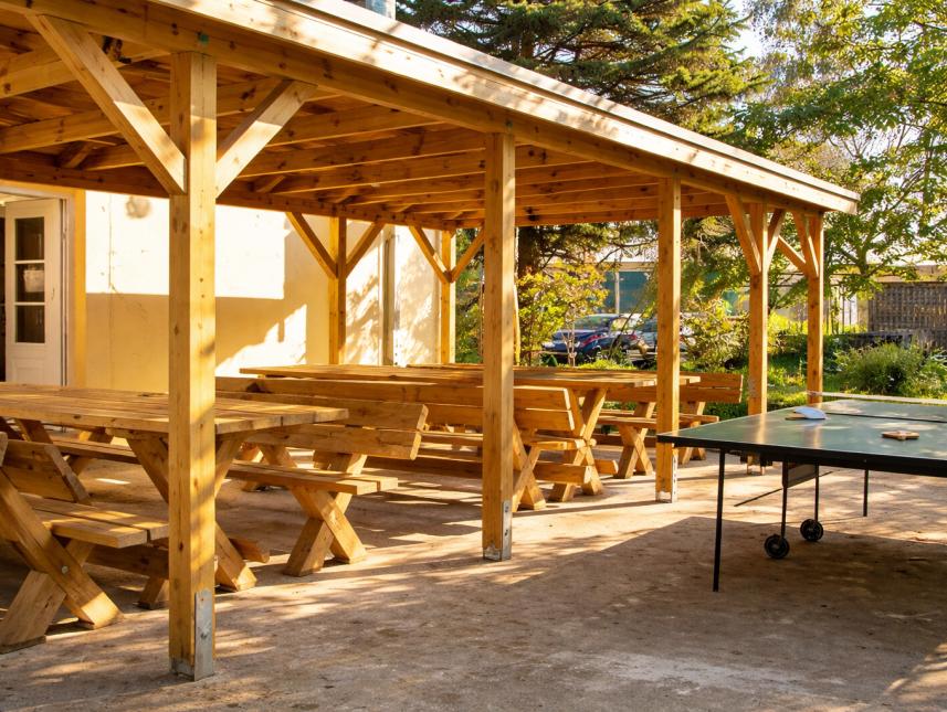Die überdachte Terrasse ist gut bei Sonne und Regen.