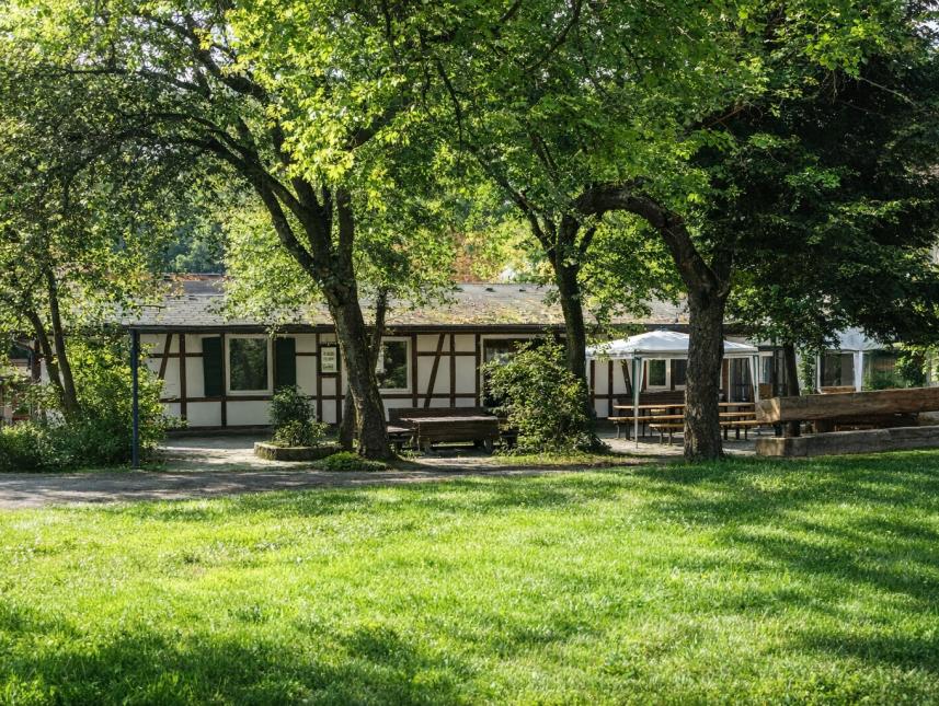 Vor der Spielhalle: der regengeschützte Innenhof