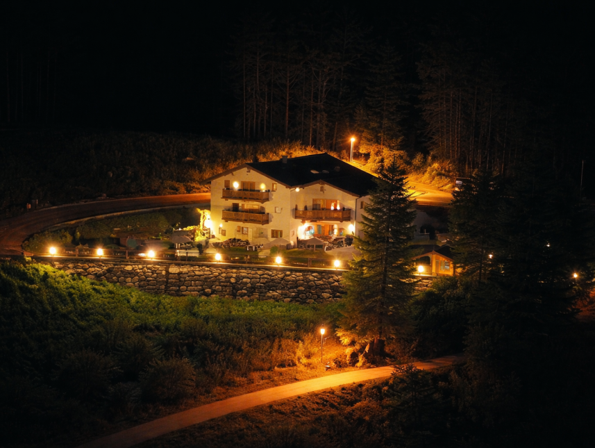 Haus Tyrol bei Nacht