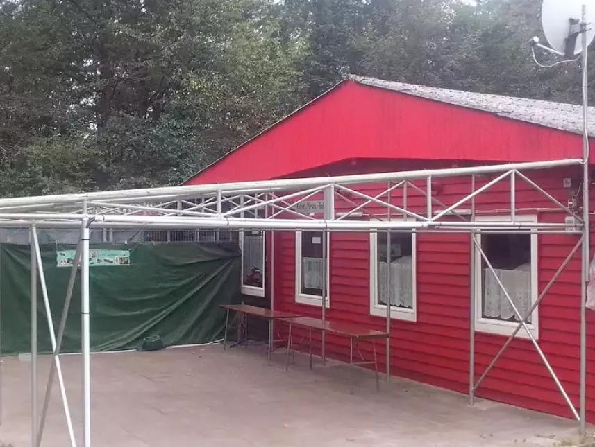 Schöne Außensitzgelegenheit beim Blockhaus