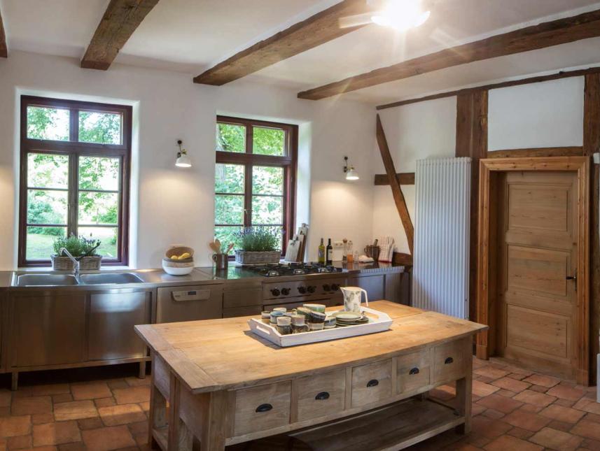 Die große Küche mit 5-Flammen Gasherd.