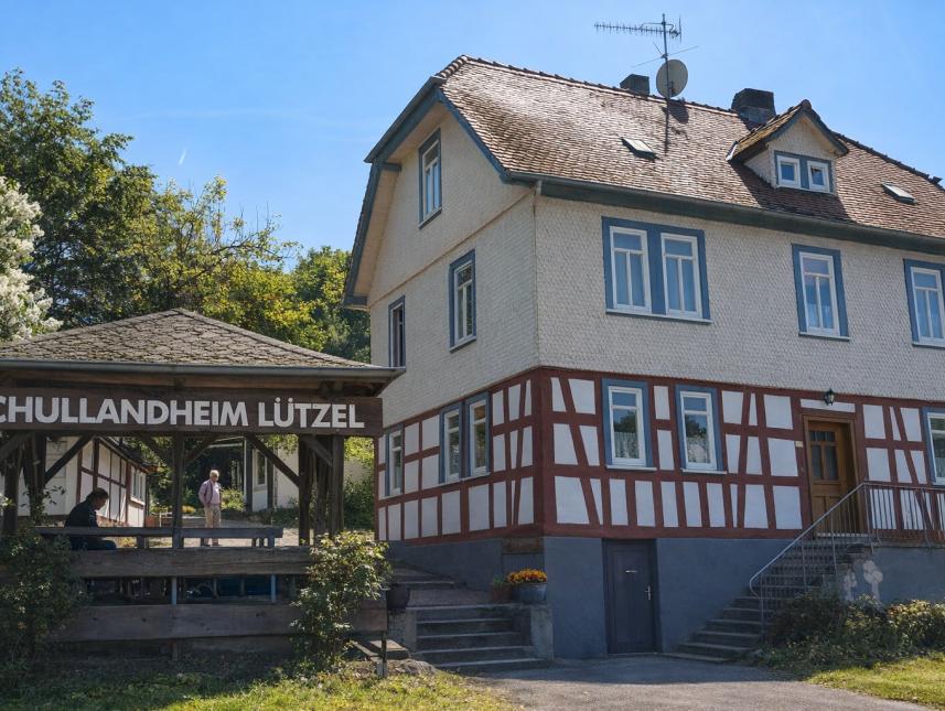 Eingang mit Freisitz und Hausverwalterhaus