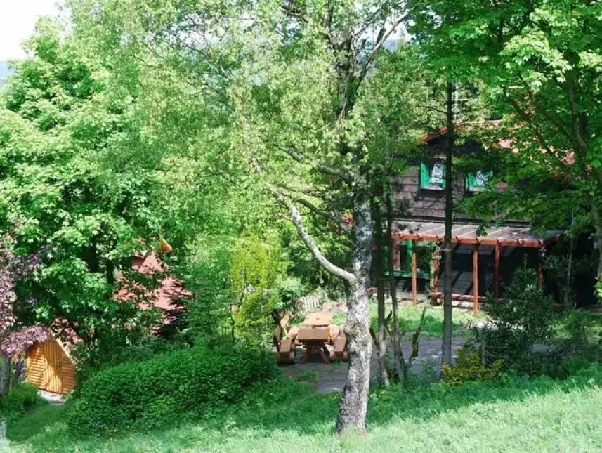 Terrasse und Grillhütte