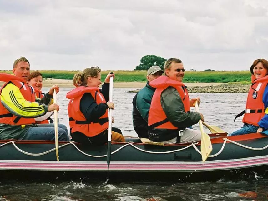 Auf der Elbe mit Blick auf Tangermünde, das norddeutsche Rothenburg