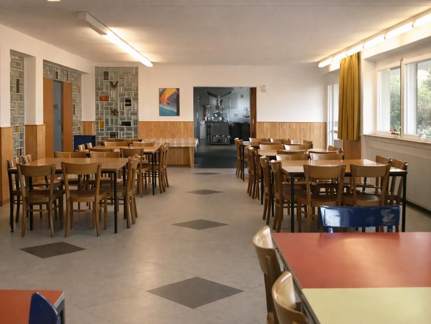 Speiseraum, im Hintergrund die Küche 