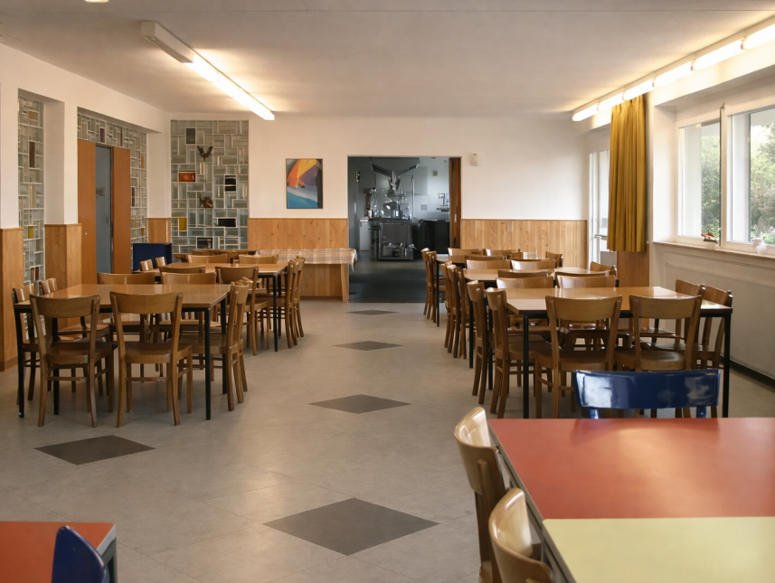 Speiseraum, im Hintergrund die Küche 