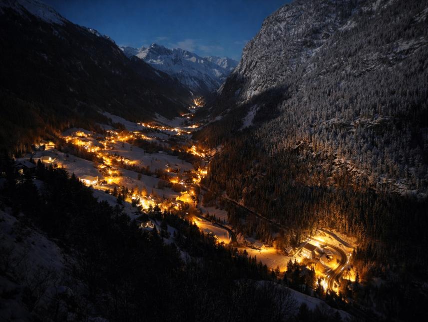 Vollmond im hinteren Pitztal rechts unten das Haus Tyrol