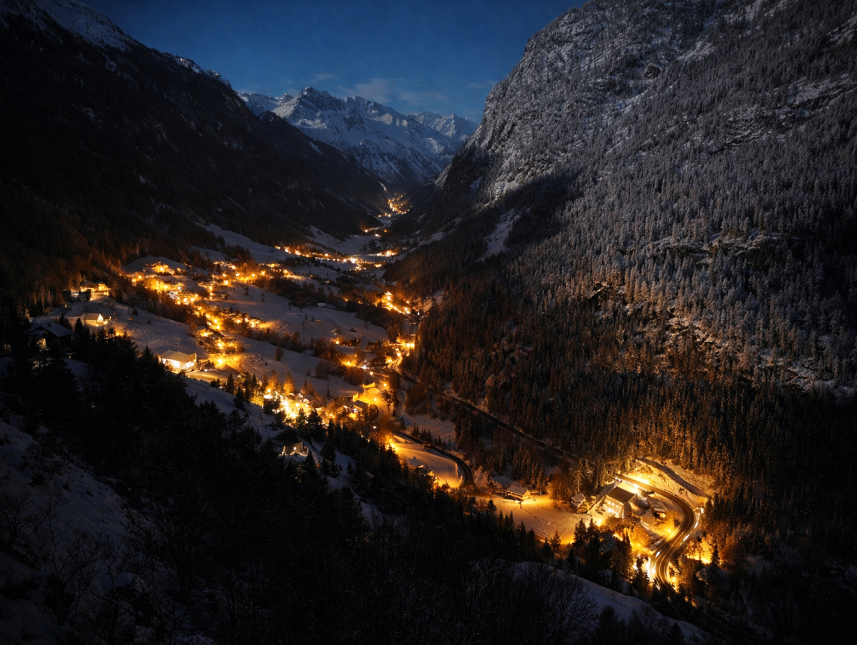 Vollmond im hinteren Pitztal rechts unten das Haus Tyrol