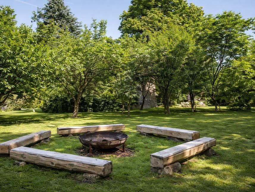 Der große Garten mit Feuerstelle.