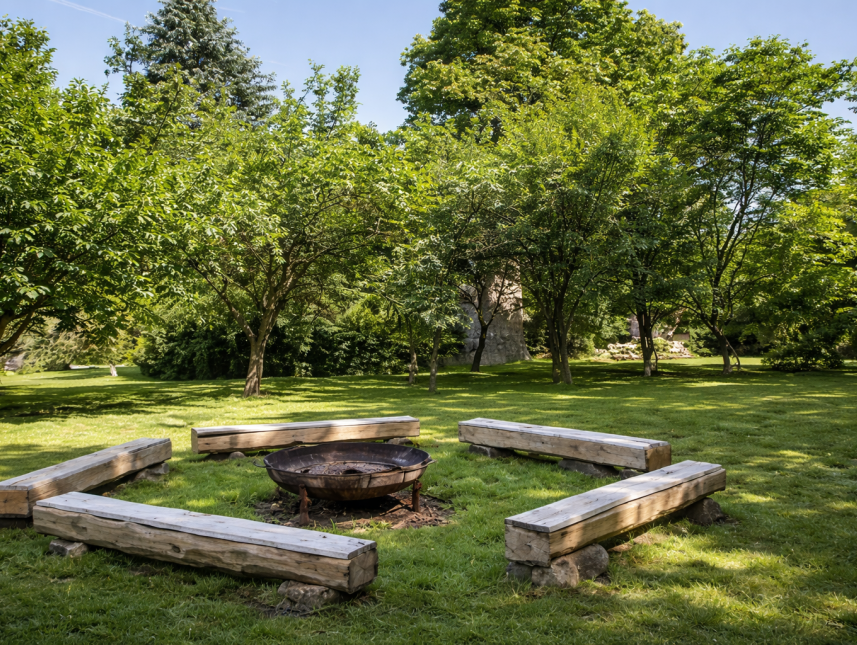 Der große Garten mit Feuerstelle.