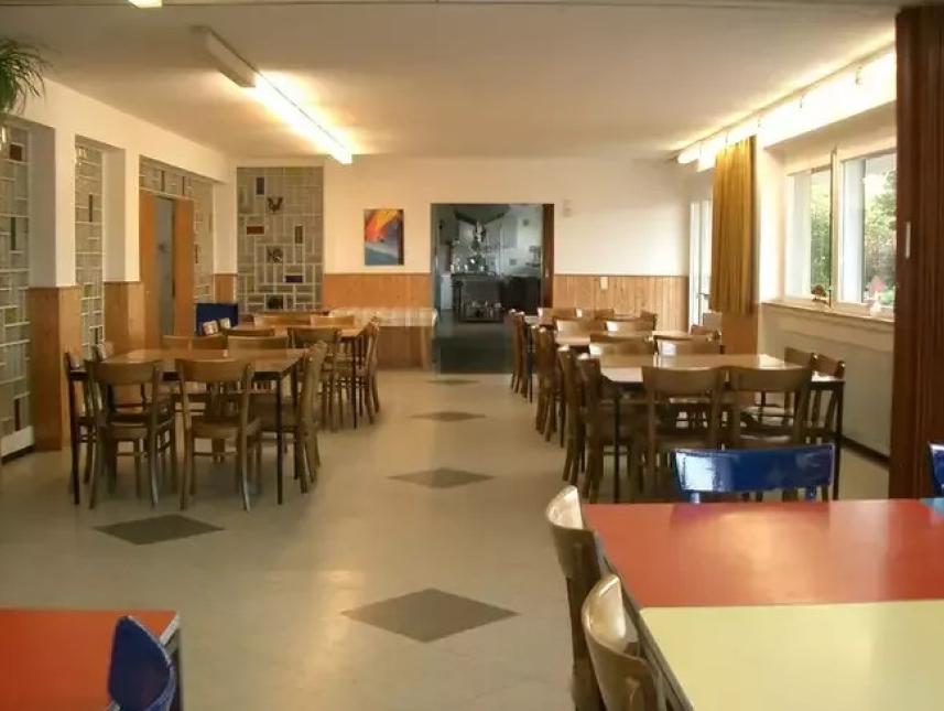 Speiseraum, im Hintergrund die Küche 