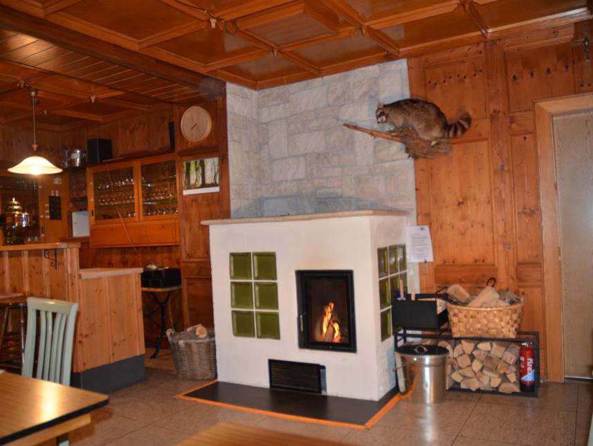 Der gemütliche Kachelkaminofen neben der Theke