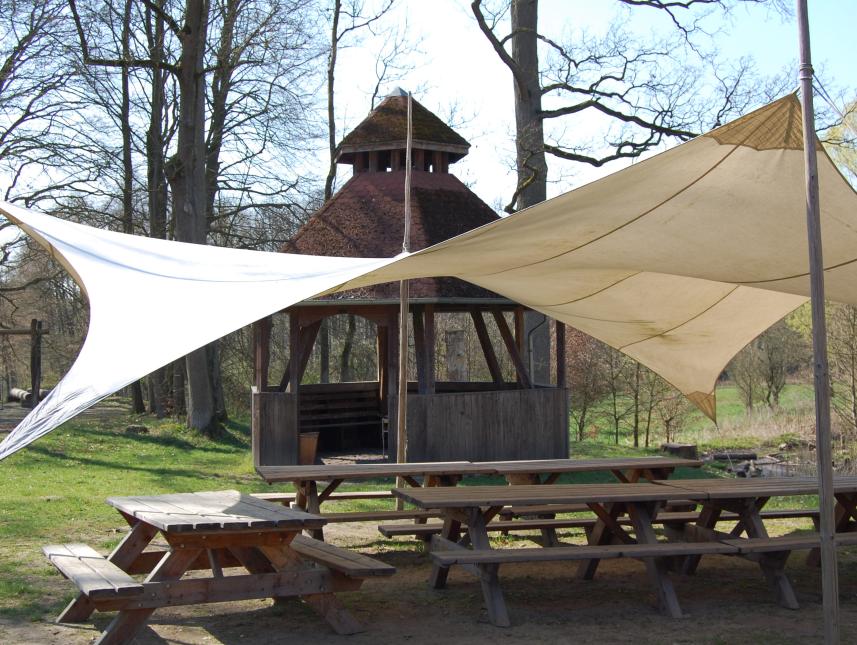 Grillhütte und Sonnensegel