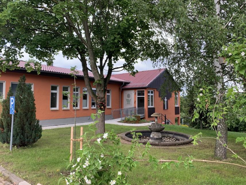 Haupthaus mit Speiseraum und Cafeteria