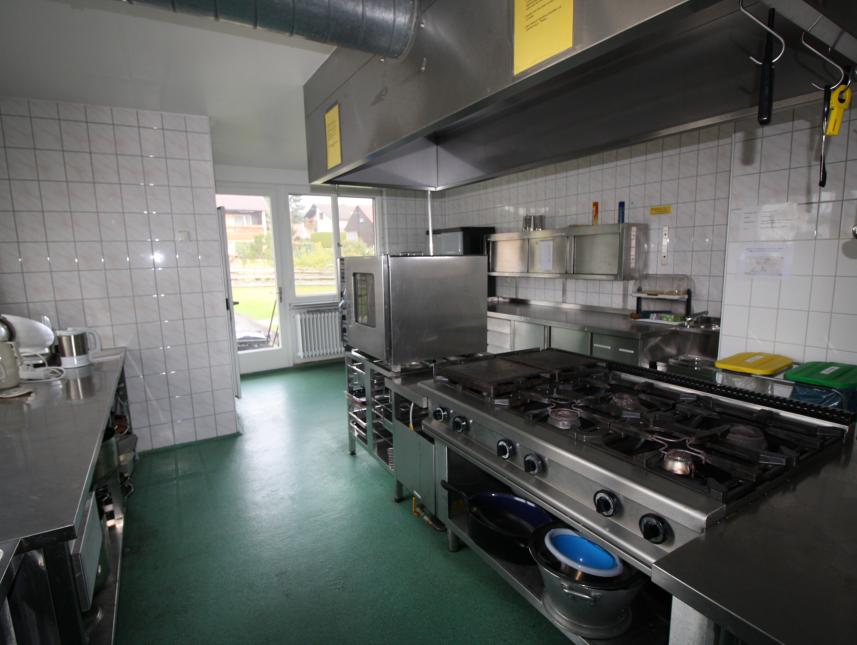 Küche, Gasherd, Dampf-Backofen, Gastro-Spülmaschine