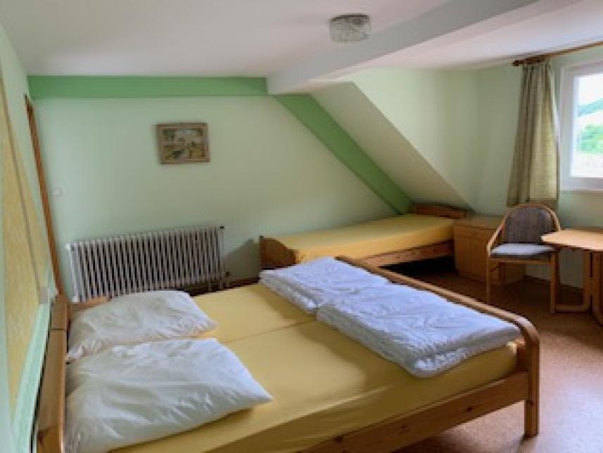 Unsere 3-Bett-Zimmer sind sehr großzügig und hell.