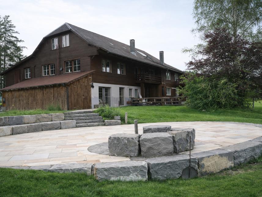 Grosser Grill mit Arena