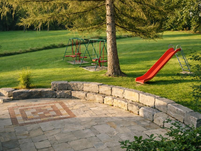 Spielplatz, umgeben von Wald