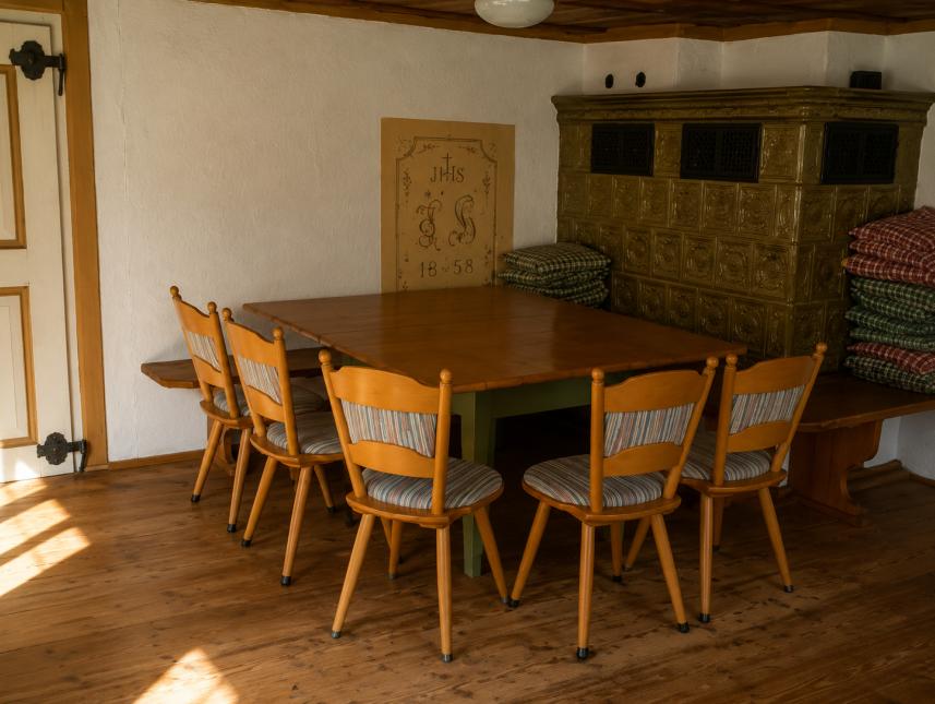 Große Stube mit Kachelofen