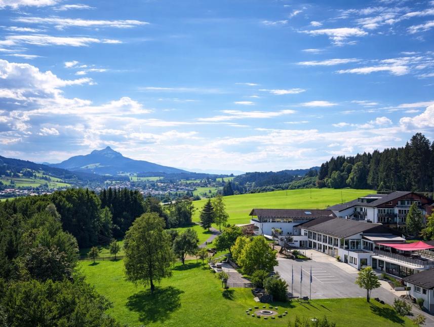 Blick auf das Allgäuhaus in erholsamer Umgebung