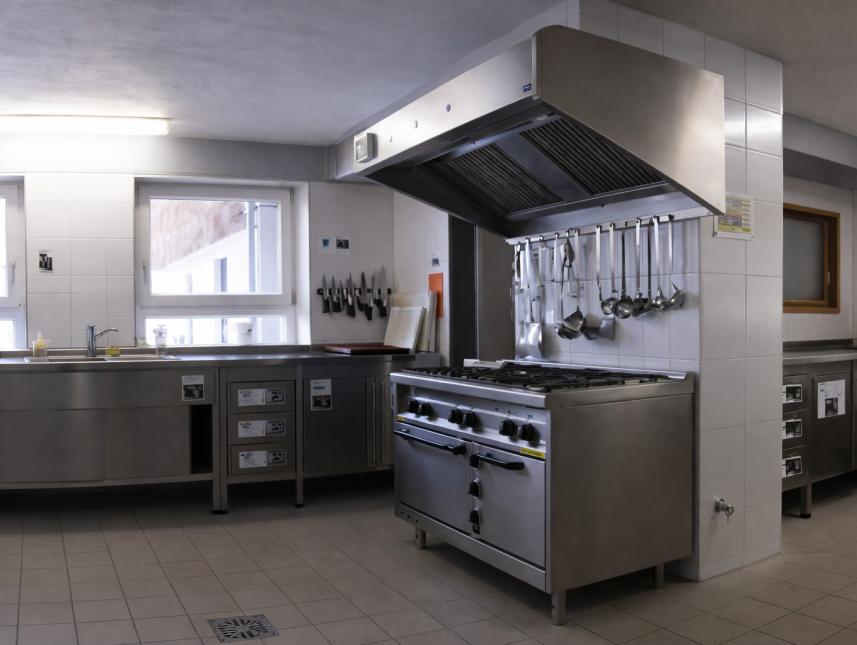 Küche mit einer Industriespülmaschine