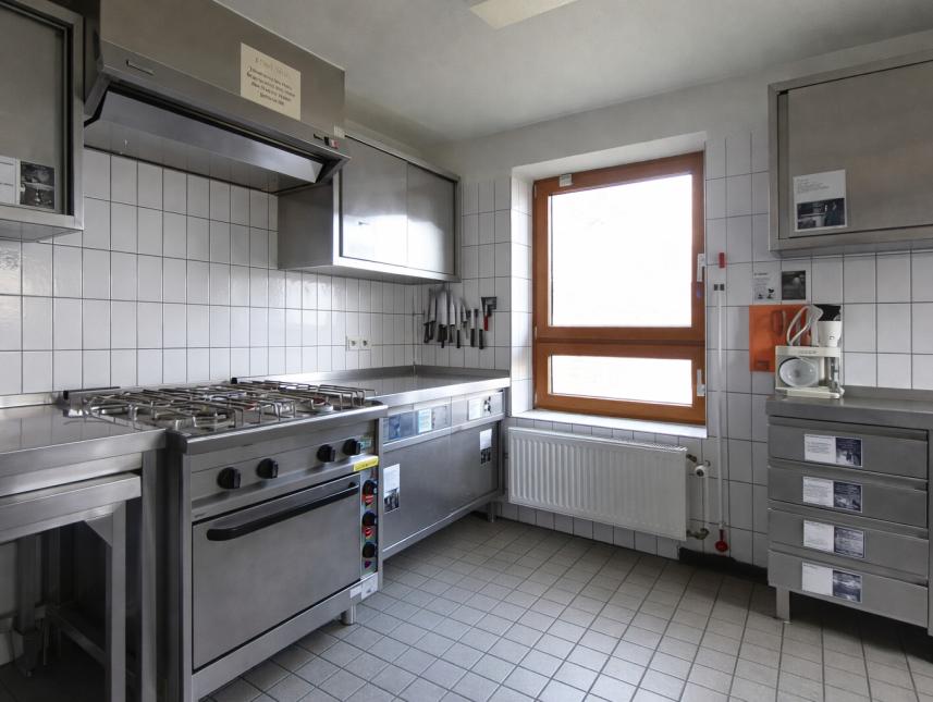 Modern eingerichtete Küche mit Spülmaschine