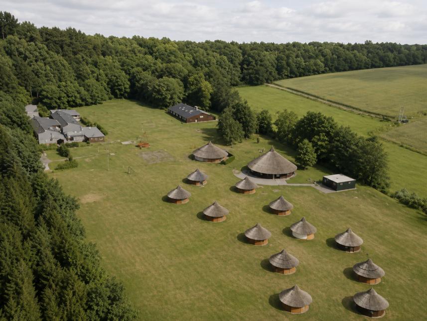Haupt- und Blockhaus und 14 gemütliche Reetdachhütten mitten im Grünen