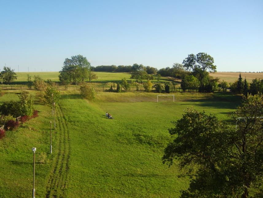 Blick vom Grauen Haus über das Außengelände