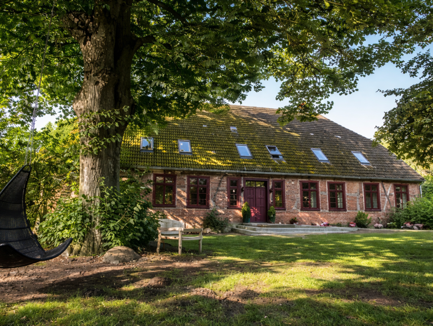 Altes Haus in Mitten eines riesigen Gartens.