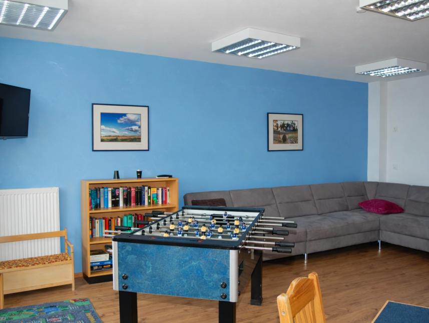 Unser Aufenthaltsraum mit gemütlichen Sofalandschaften, Tischkicker & Kinderecke