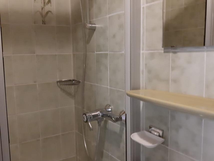 1. Badezimmer mit Dusche