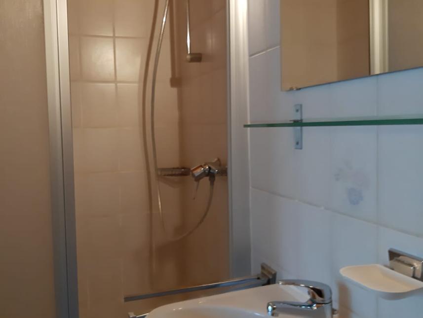 2. Badezimmer mit Dusche