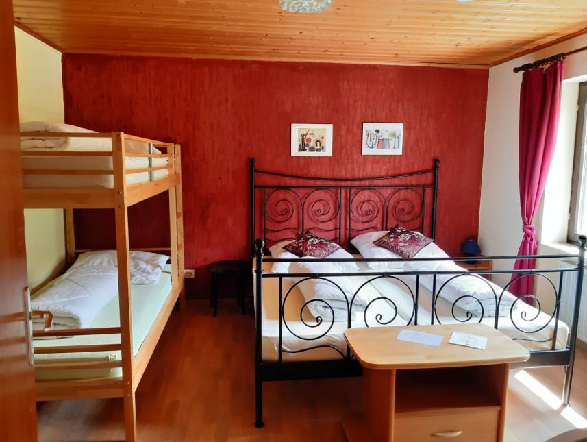 4-Bett-Zimmer mit Doppel- und Etagenbett mit Duschkabine im Zimmer