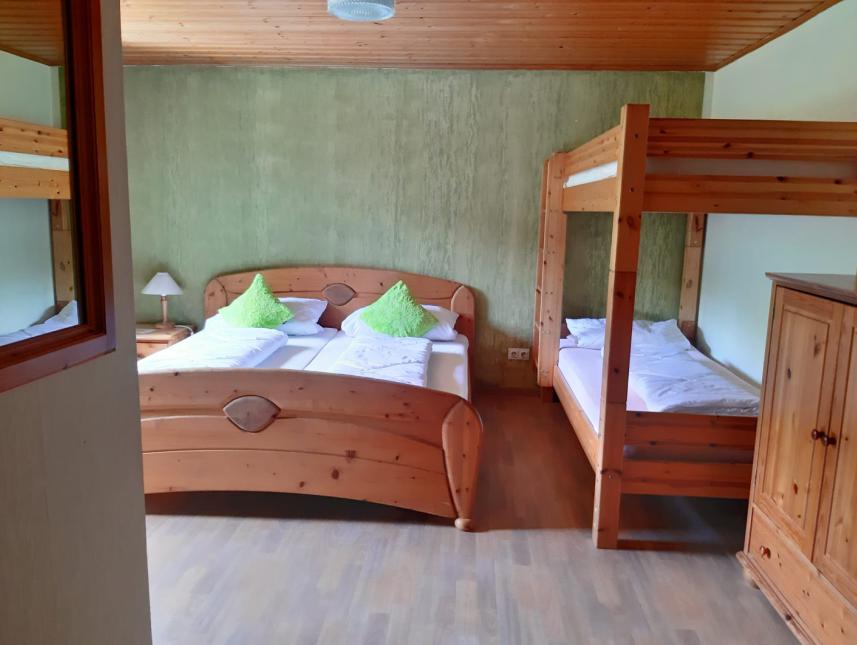 4-Bett Schlafzimmer (Doppelbett und Etagenbett)