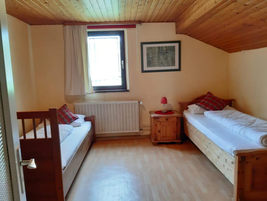 2-Bett Schlafzimmer mit Einzelbetten