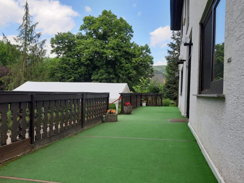 Terrasse mit Zugang zum Garten