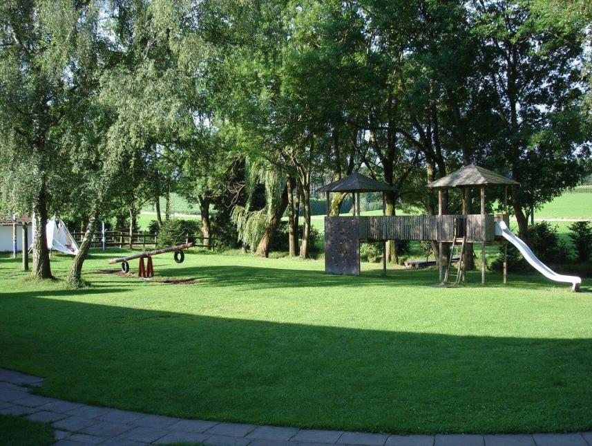 Spielwiese und Spielplatz