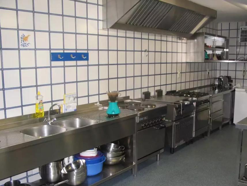 Küche mit E-Herd, Gas-Herd und Kipppfanne