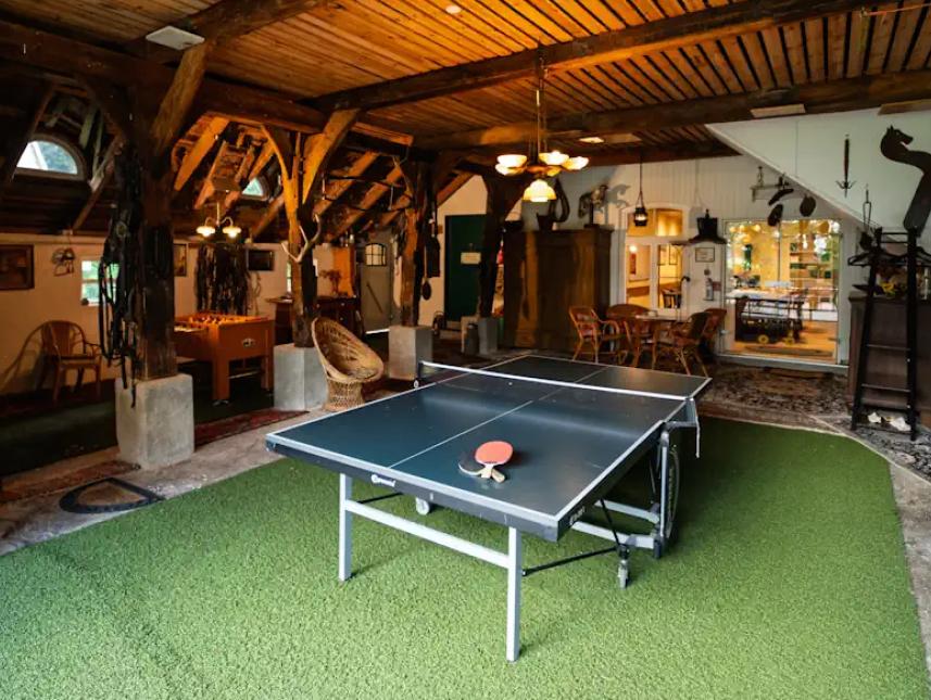 Diele mit Tischtennis Platte, Kicker u. a.
