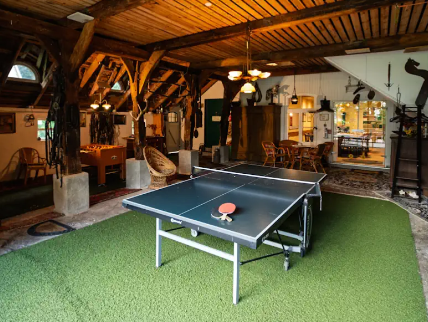 Diele mit Tischtennis Platte, Kicker u. a.