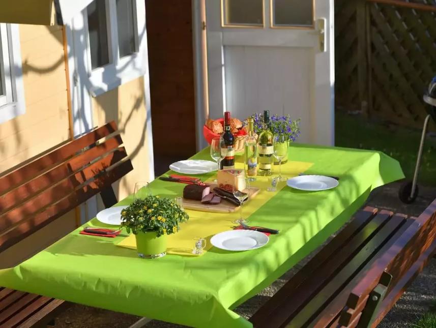 Garten mit Blockhaus außen