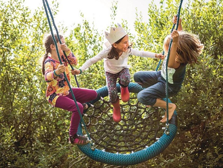 Nestschaukel mit Kindern