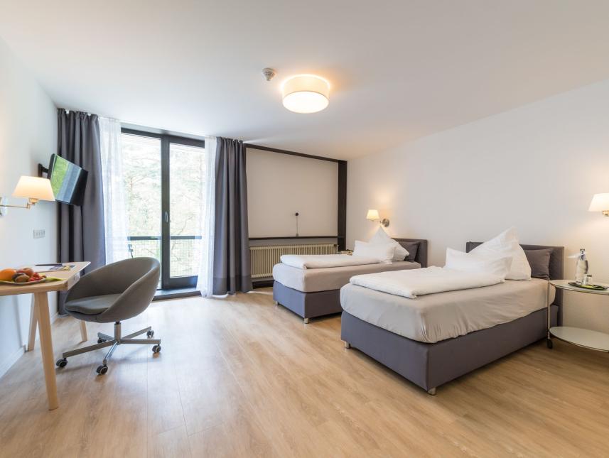 Geräumig, hell und gemütlich. Entdecke unsere modernen Komfort-Zimmer im Gelben Haus