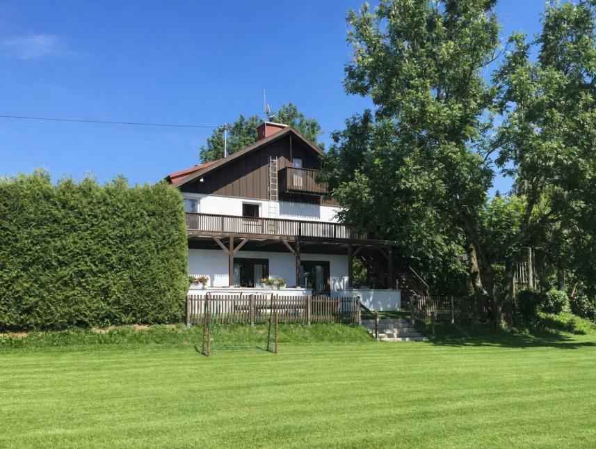 Fußballplatz und Spielwiese (1.000 m²) direkt am Haus 